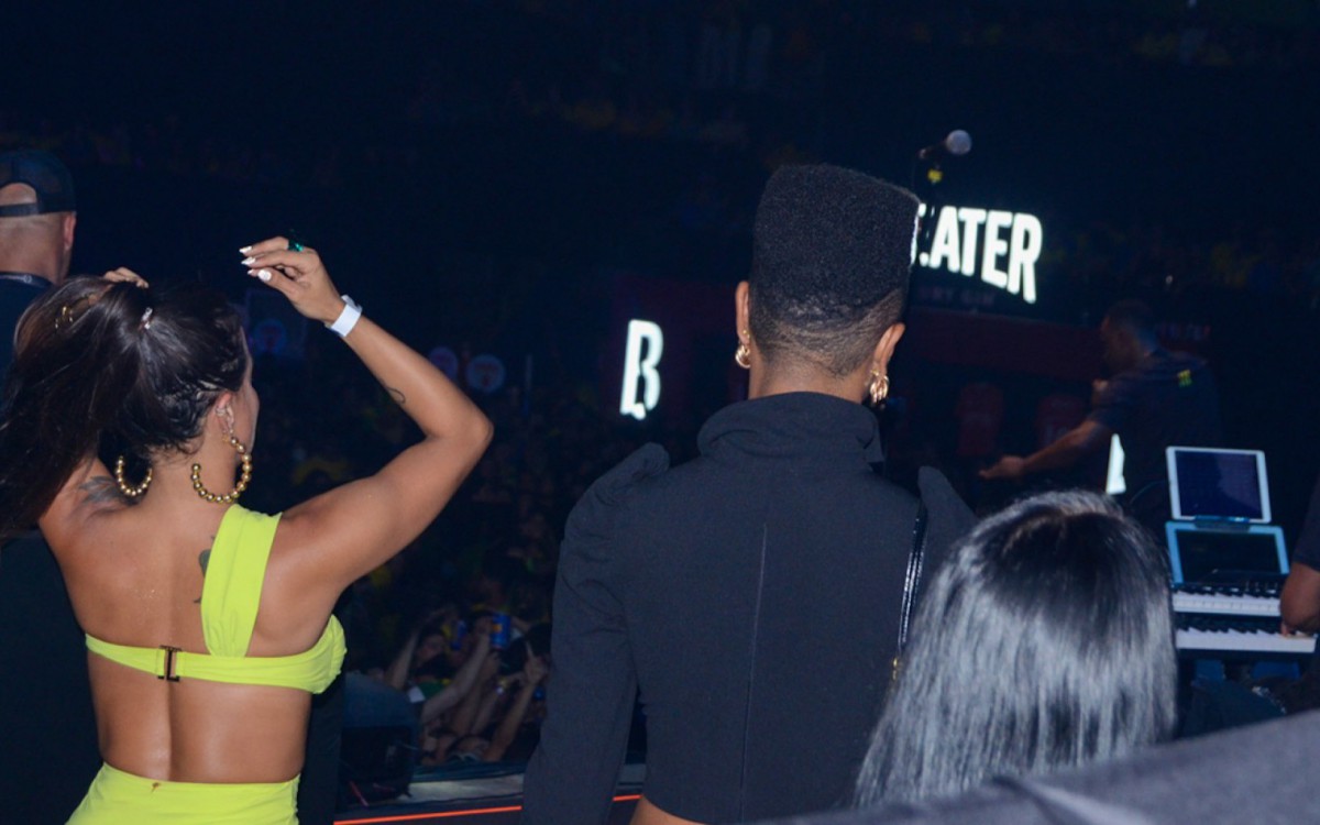 Carol Peixinho se diverte durante show de Thiaguinho em S&atilde;o Paulo