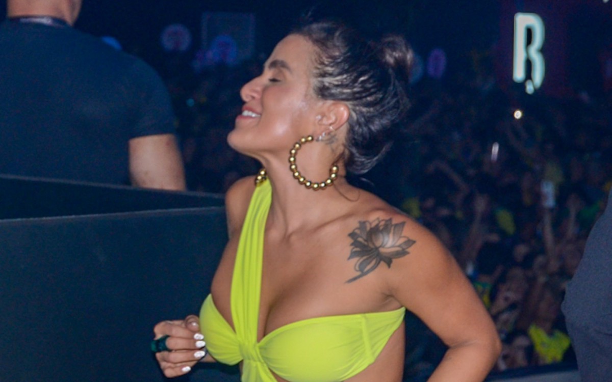 Carol Peixinho se diverte durante show de Thiaguinho em S&atilde;o Paulo