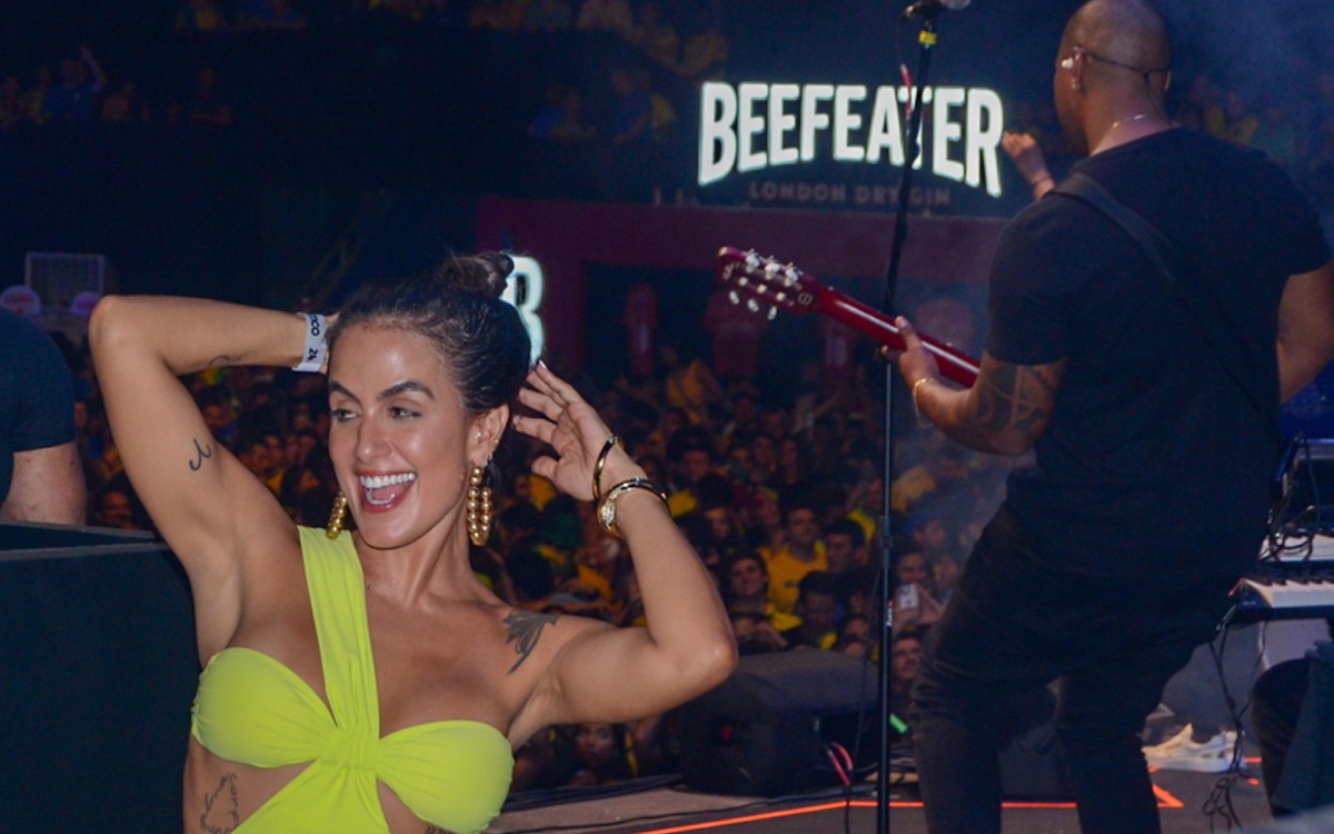 Carol Peixinho se diverte durante show de Thiaguinho em S&atilde;o Paulo