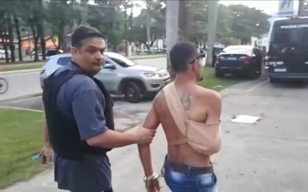 Delegado Marcelo Russo (E) em a&ccedil;&atilde;o contra o tr&aacute;fico de drogas em Paraty.