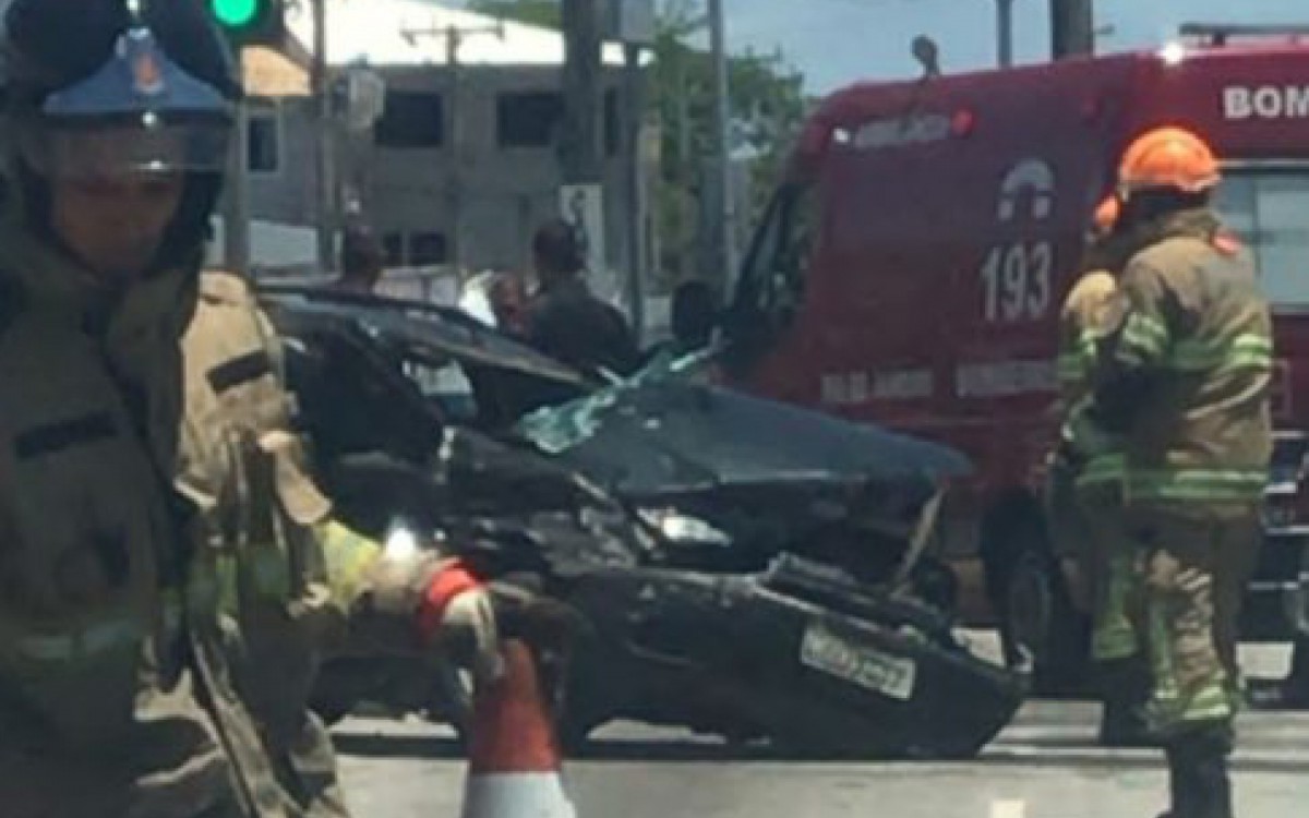  Com o impacto da colisão, um dos veículos chegou a invadir a pista contrária - Imagens cedidas por internauta/ Letycia Rocha (RC24h)