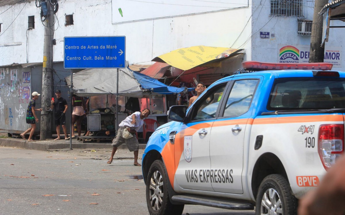 Moradores realizam manifestações na Avenida Brasil contra operação no Complexo da Maré - Reginaldo Pimenta/Agência O DIA
