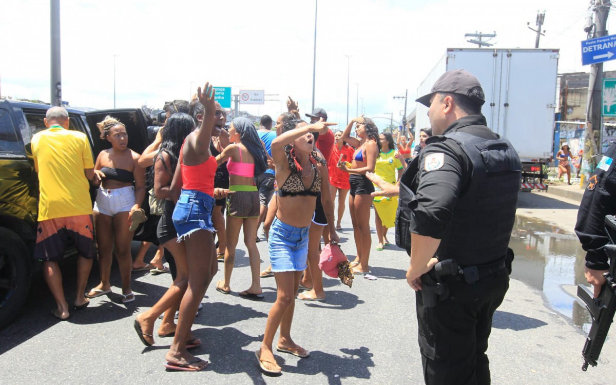 Moradores realizam manifestações na Avenida Brasil contra operação no Complexo da Maré - Reginaldo Pimenta/Agência O DIA