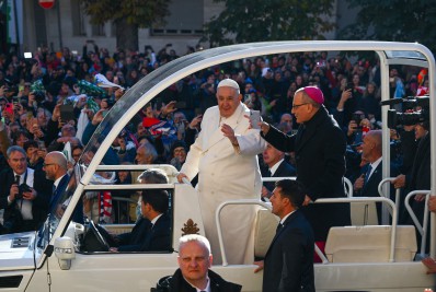 Julgado por fraude, cardeal grava ligação com Papa Francisco sem autorização