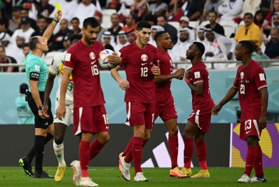 Zagueiro do Catar pede desculpas por eliminação: 'Desapontamos muitas pessoas'