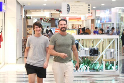 Rodrigo Santoro passeia com sobrinho em shopping do Rio