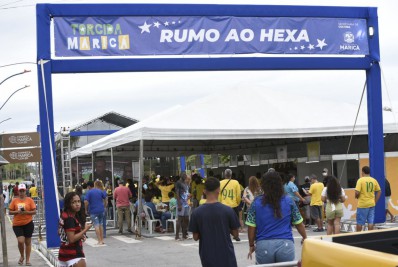 Maricaenses vibram com a vitória do Brasil sobre a Sérvia em transmissão de jogo nos bairros de Itaipuaçu e da Barra