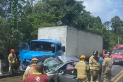 Acidente na Rio-Santos com uma vítima presa nas ferragens