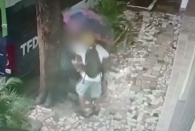 Mulher é agredida por criminosos em assalto no Centro do Rio