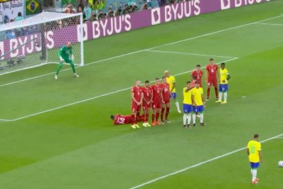 Cobrança de falta em jogo do Brasil tem detalhe inusitado e internautas culpam Ronaldinho