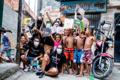 Complexo do Alemão recebe projeto cultural que vai distribuir cinco mil livros a moradores