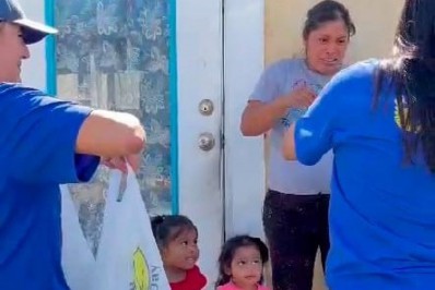 Solidariedade brasileira: Chef nordestina que mora em Orlando alimenta vítimas do furacão Ian