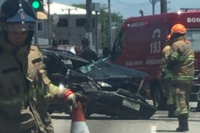 Carros batem em cruzamento na Avenida América Central, em Cabo Frio