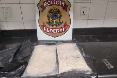Mulher é presa com cocaína em fundo falso de mala no Galeão