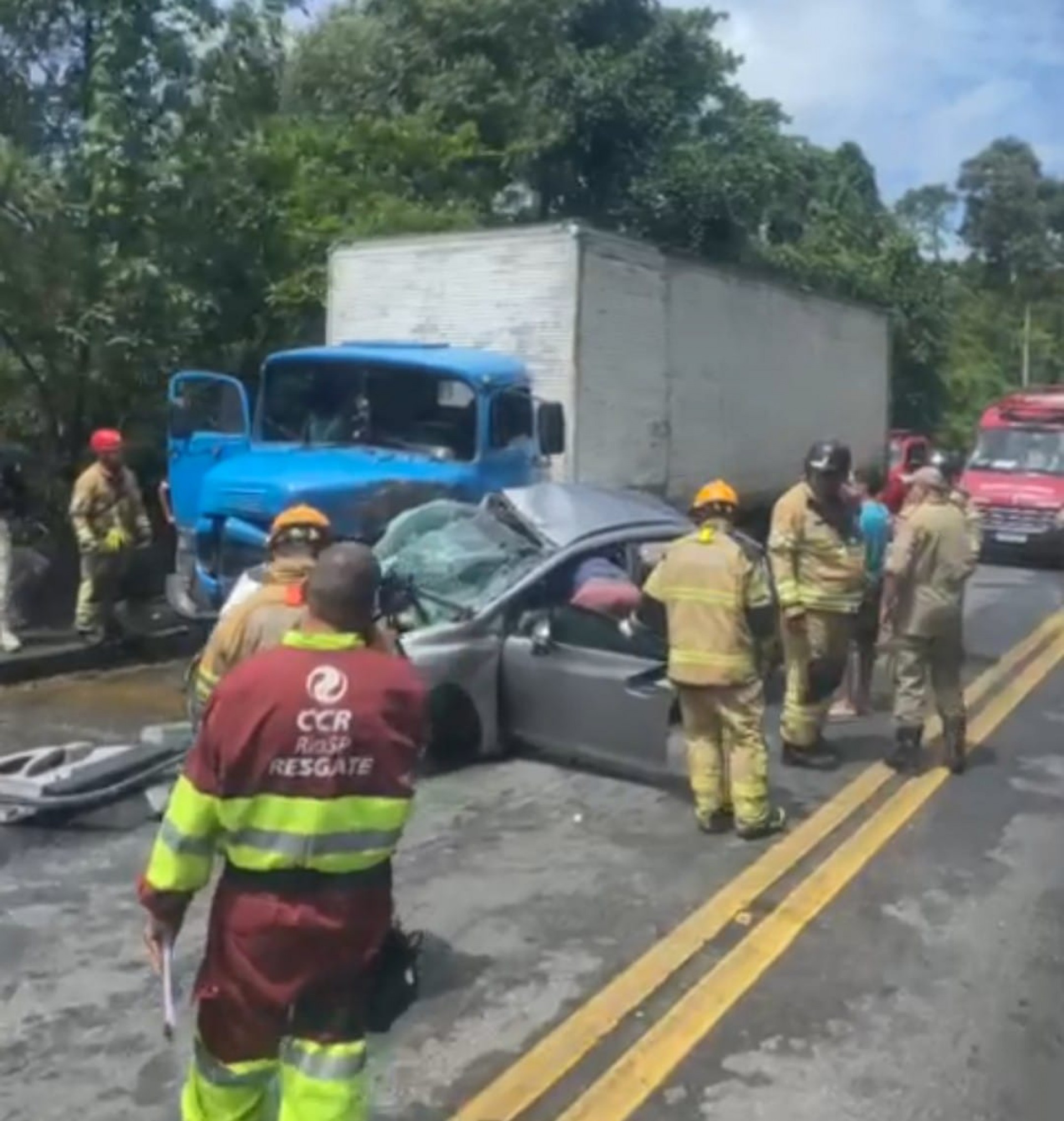 Bombeiros tiraram v&iacute;tima presa nas ferragens no acidente na BR 101.