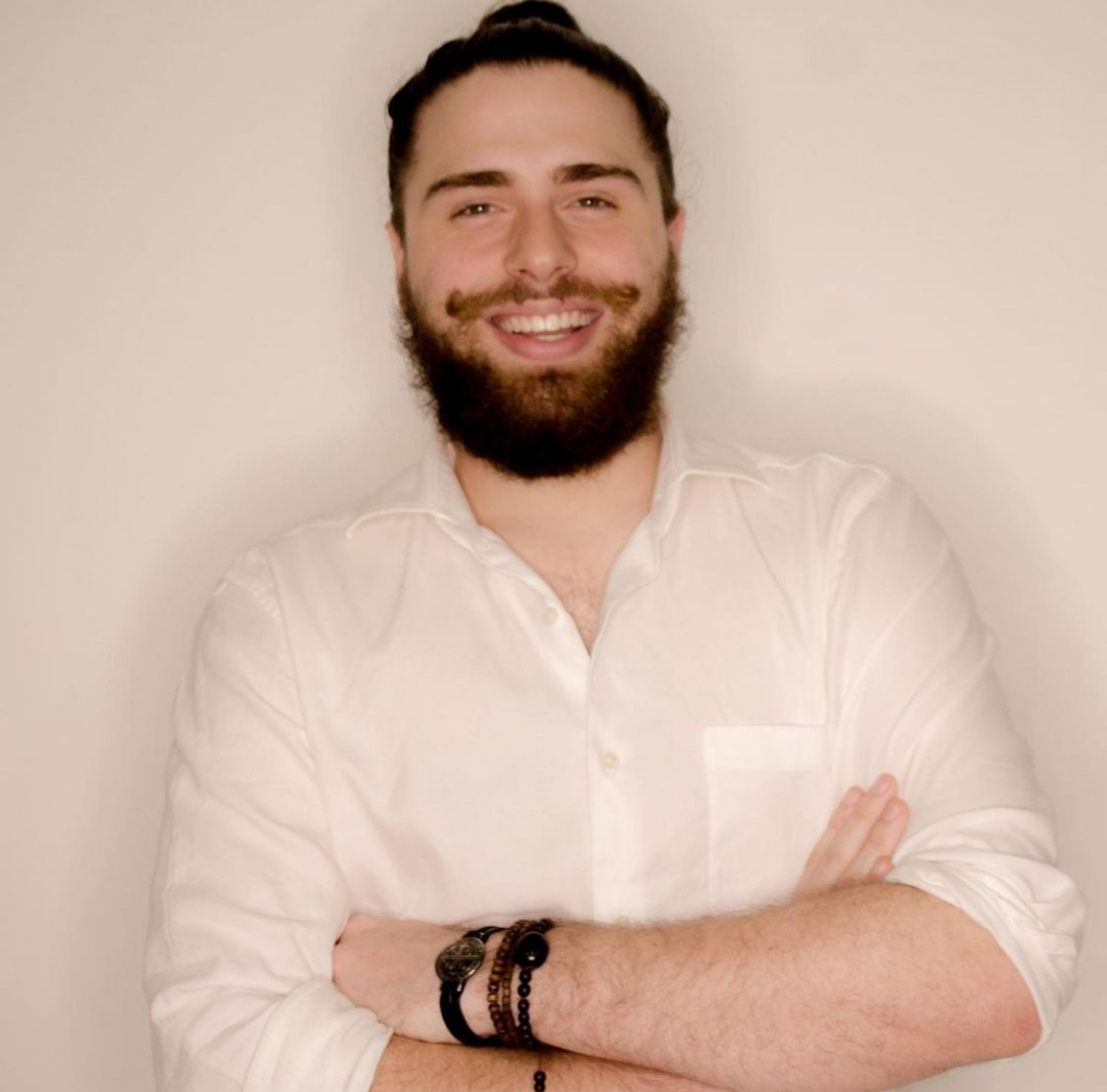 O artista plástico Alex Carvalho integra a equipe de criação da Inocentes de Belford Roxo - Divulgação