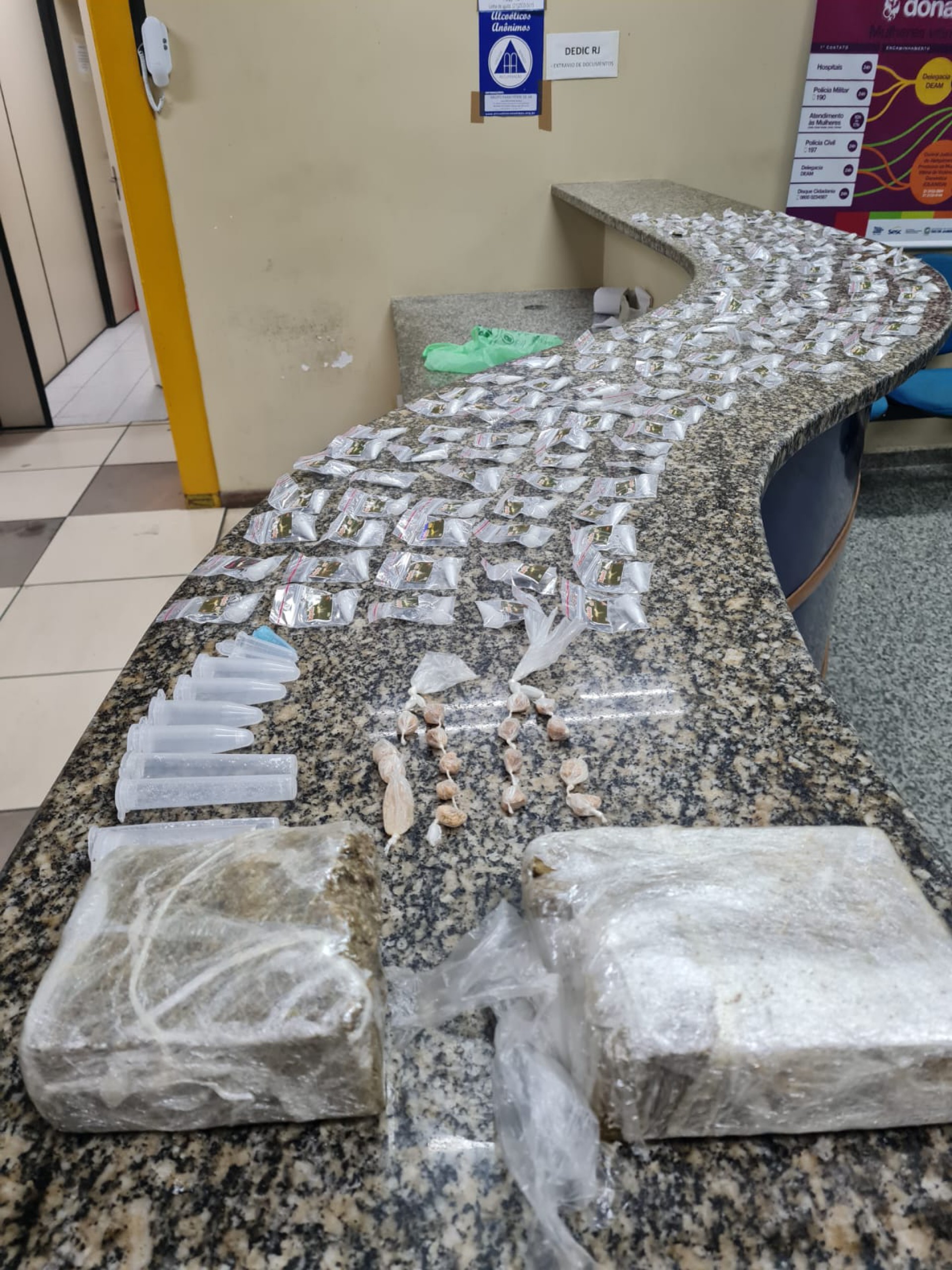 Drogas apreendidas no bar Praia do Rancho em Trindade.