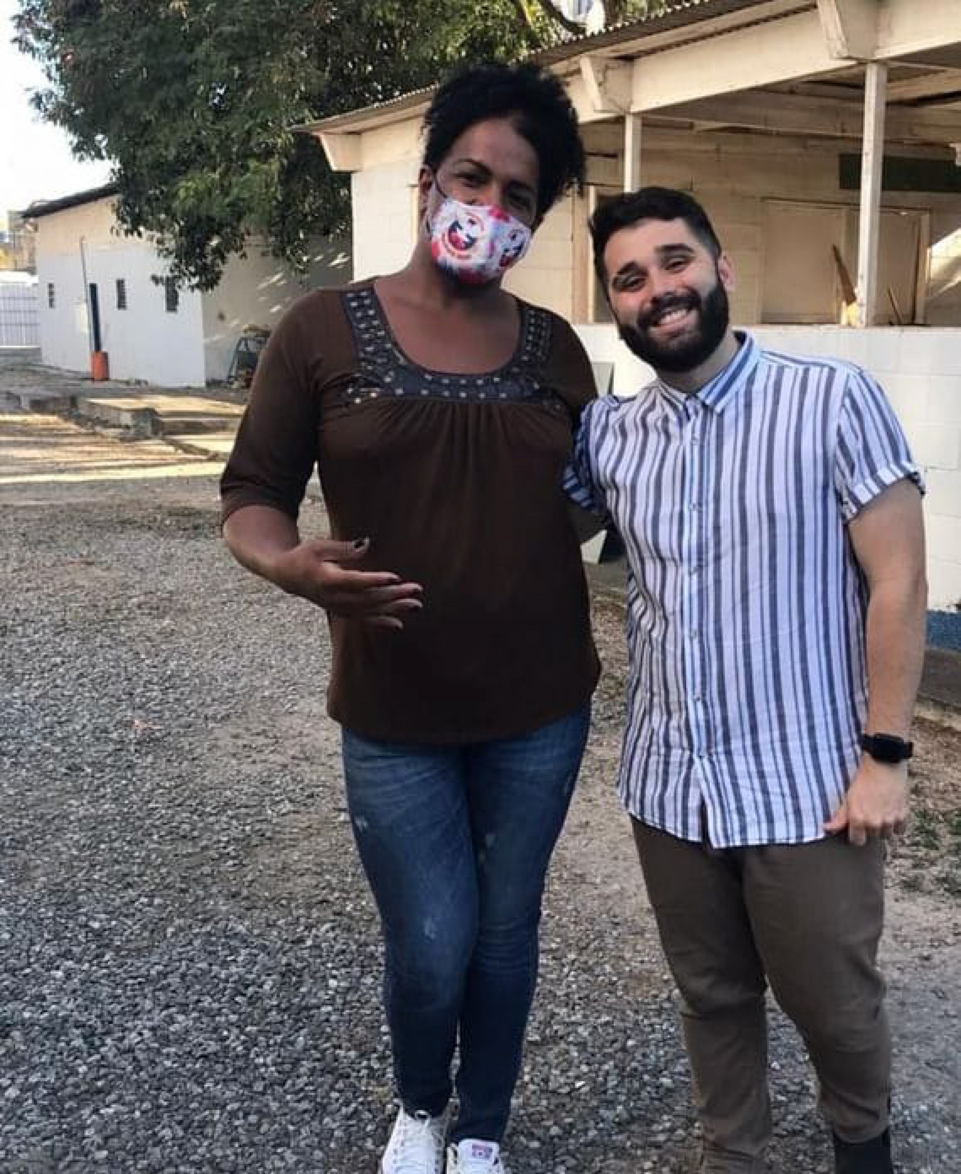 A diretora artística Luana Rios com o carnavalesco Lucas Milato, no atelier da Inocentes - Divulgação