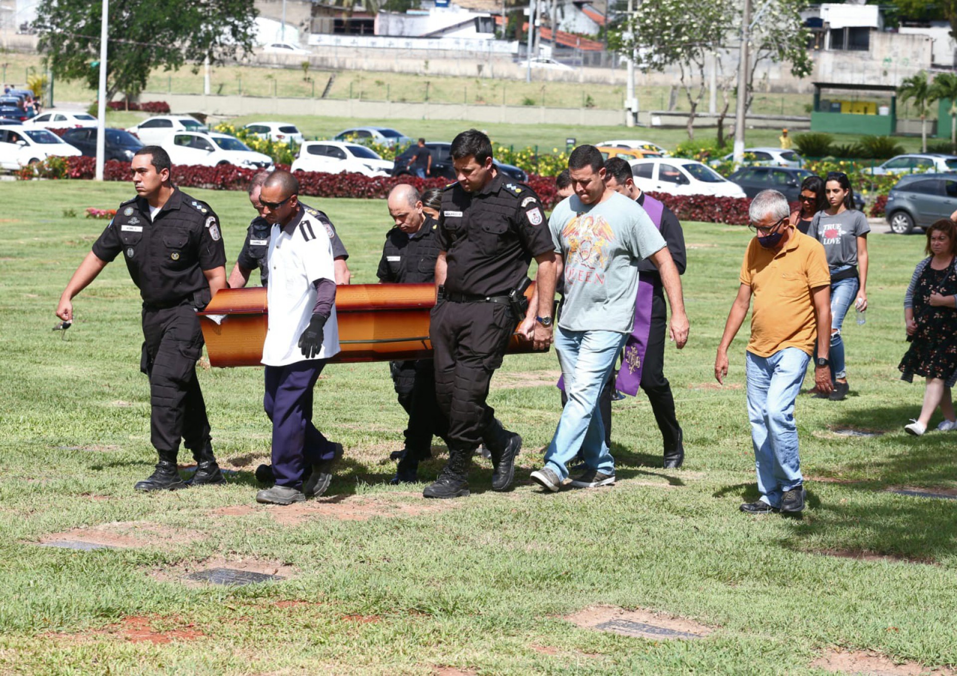 Familiares e amigos compareceram no cemitério Jardim da Saudade para se despedir de Luiz Carlos - Cléber Mendes / Agência O Dia