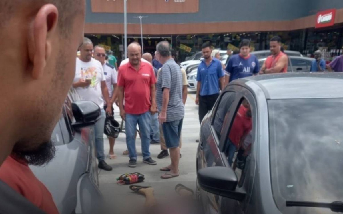 O homem foi atingido por diversos disparos enquanto saía do supermercado