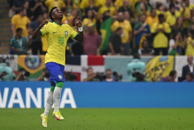 Vinicius Junior mostra credenciais, ativa 'modo garçom' e empolga na Seleção