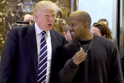 Trump é alvo de críticas por jantar com Kanye West e supremacista branco