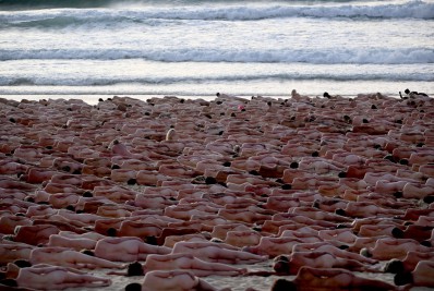 Australianos se despem pela arte e prevenção do câncer em Sydney