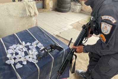 Arma e drogas são apreendidas durante operação no Sebinho, em Mesquita
