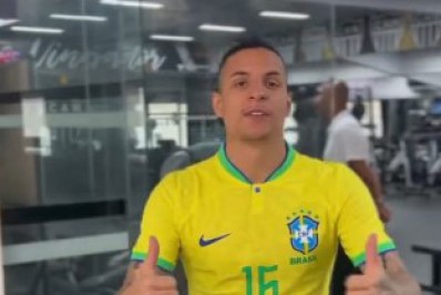 CBF envia camisa de presente para Guilherme Arana, cortado da Copa do Mundo por lesão