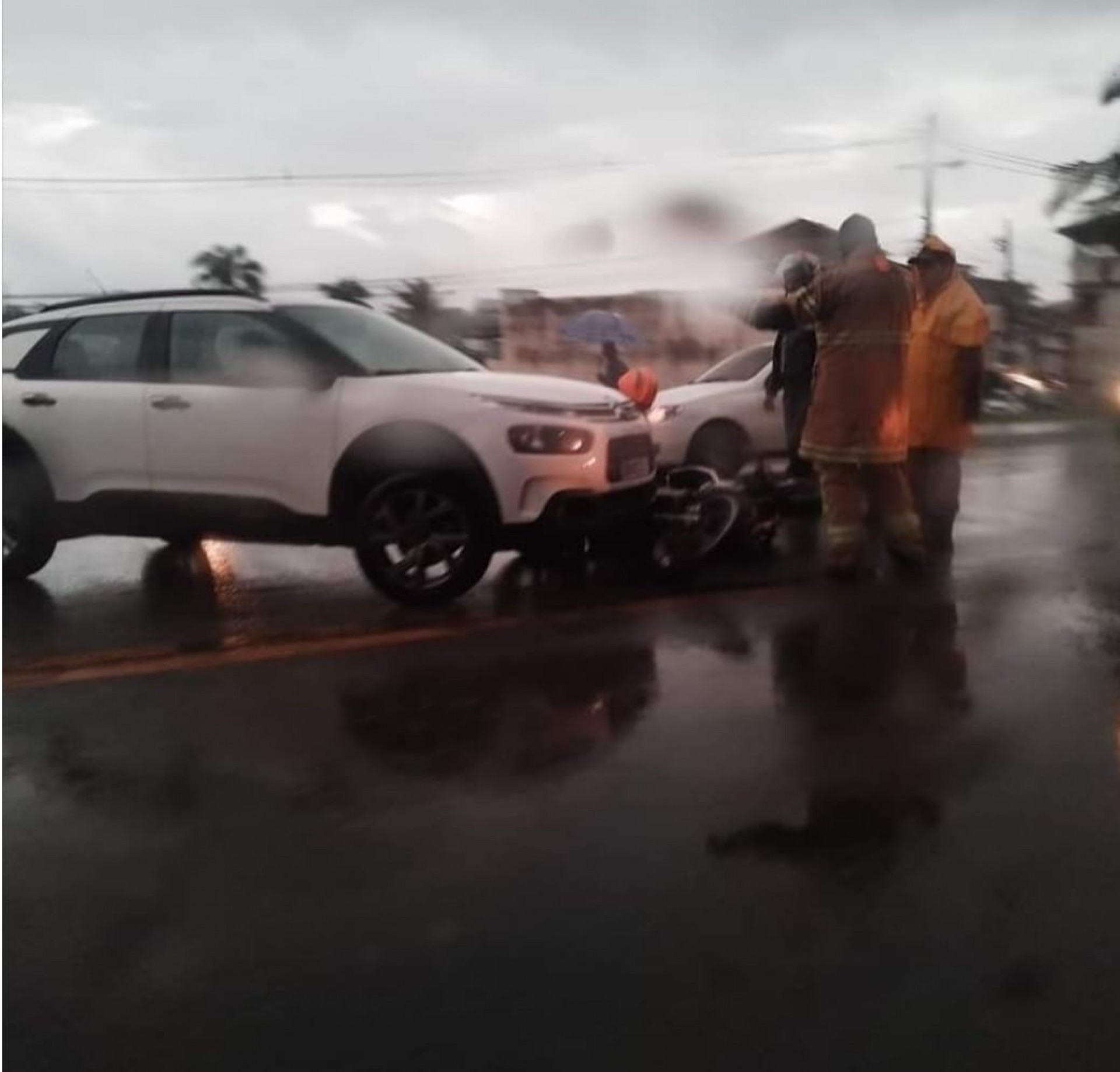 Acidente entre moto e carro, ontem, no Frade. - Divulga&ccedil;&atilde;o/rede social