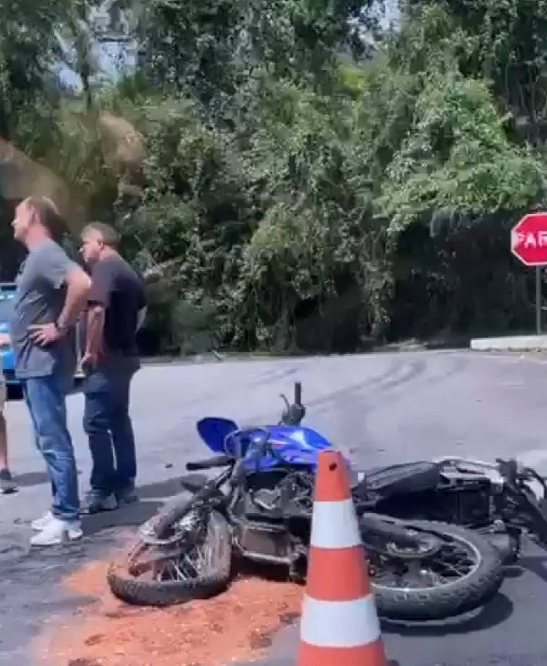 Motociclista ferido no acidente de hoje. - Divulgação/rede social