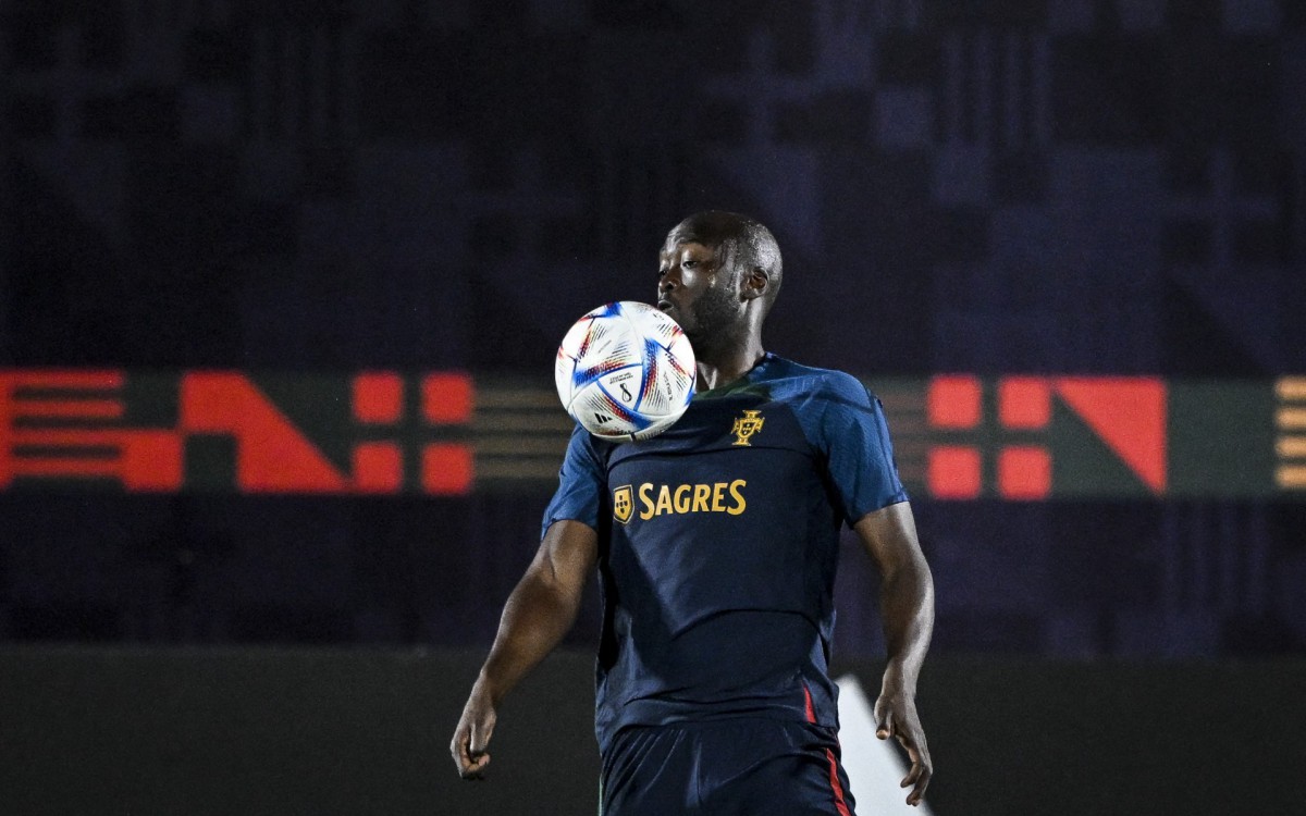 Titular da zaga de Portugal, Danilo Pereira sofreu fratura durante o treino de s&aacute;bado (26)