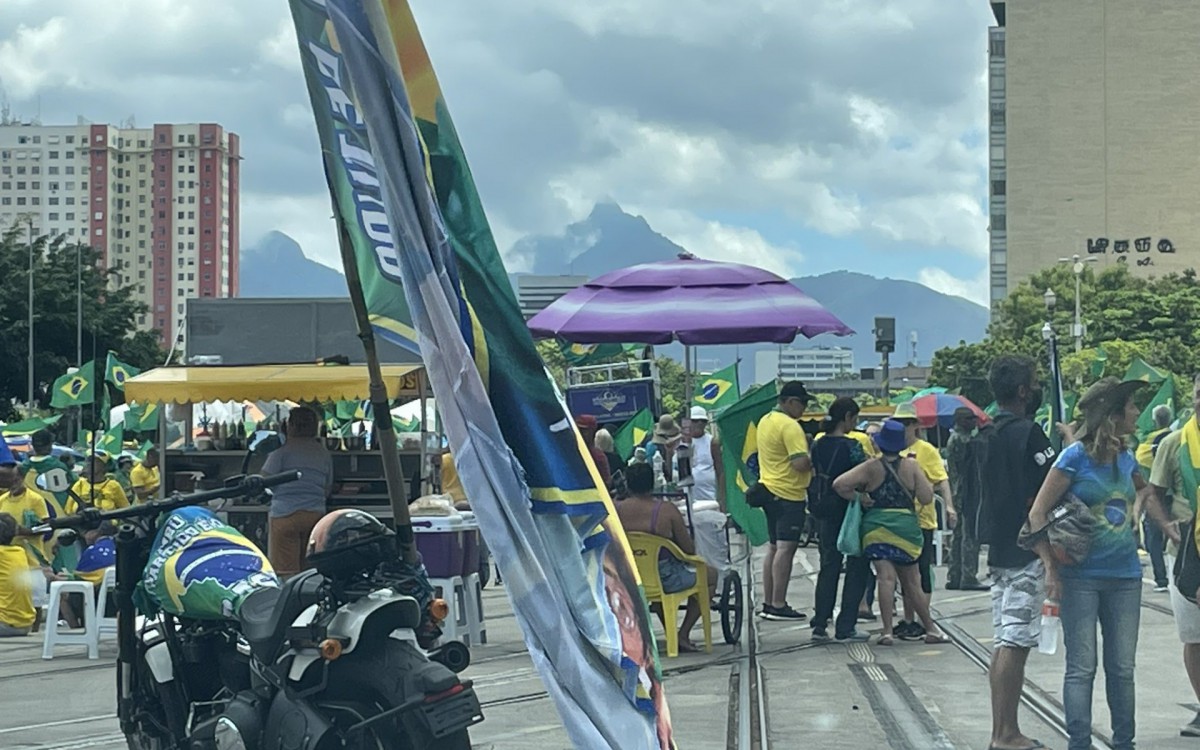 Manifestantes se re&uacute;nem e pedem interven&ccedil;&atilde;o das for&ccedil;as armadas