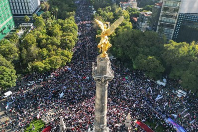 Presidente mexicano lidera marcha em demonstração de força