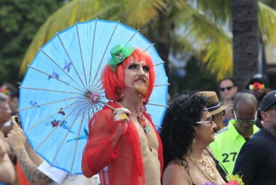 Parada LGBTIAP+ toma conta da orla da praia de Copacabana