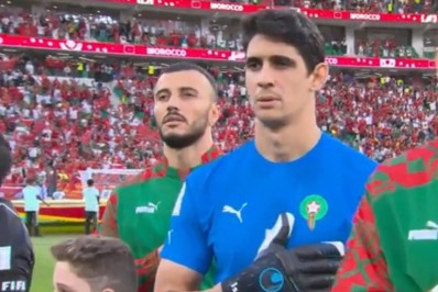 Goleiro titular do Marrocos entra em campo, mas pede substituição e não joga
