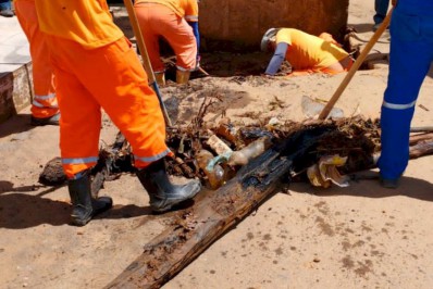 Prevenção aos alagamentos é adotada por meio de limpeza de canaletas e desobstrução de galerias