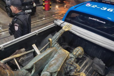 Estátua de bronze de JK que havia sido furtada em Búzios é recuperada 