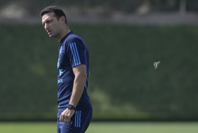 Com Di María sendo dúvida, Scaloni testa duas opções em treino da Argentina