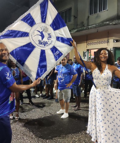 Claudinho e Selminha Sorriso no primeio ensaio de rua da Beija-Flor para o Carnaval 2023