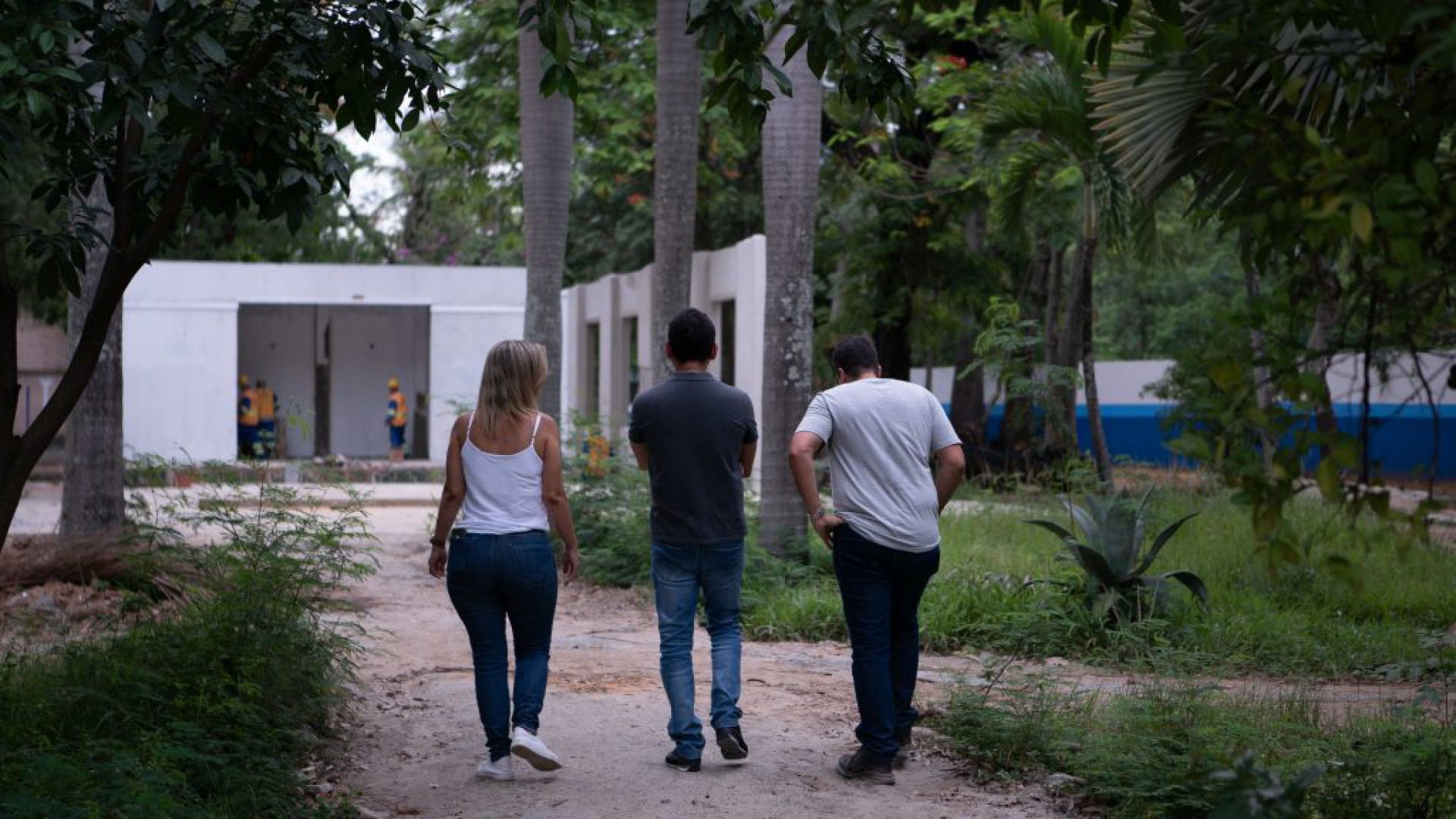 A vice-prefeita Flávia Duarte, o prefeito Abraãozinho e o  ex-secretário de Obras Flávio Vergueiro chegando para vistoriar uma das áreas de lazer - Divulgação / PMN