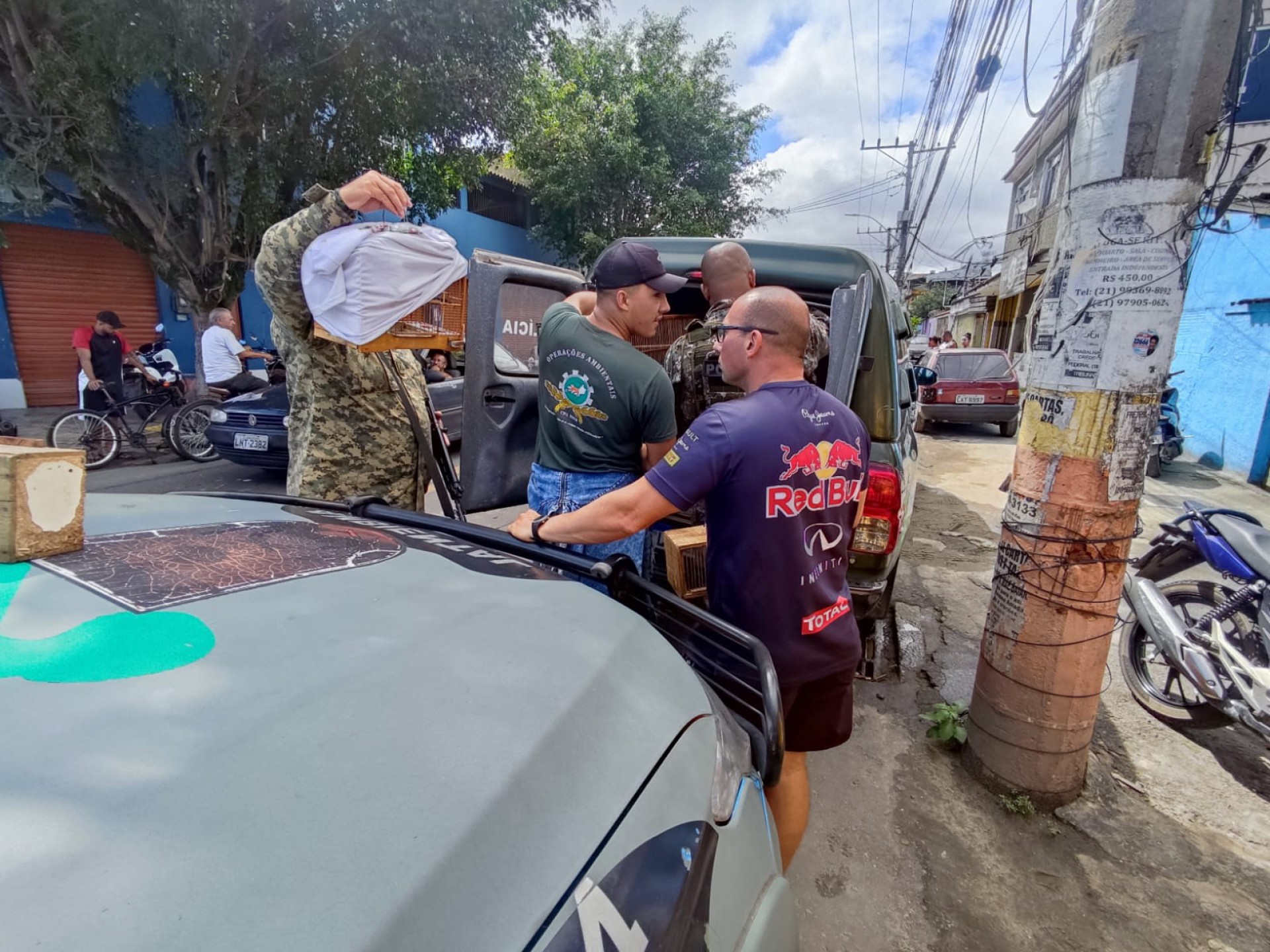Os policiais militares do CPAM recolhem os animais silvestres apreendidos - Twitter / Pmerj