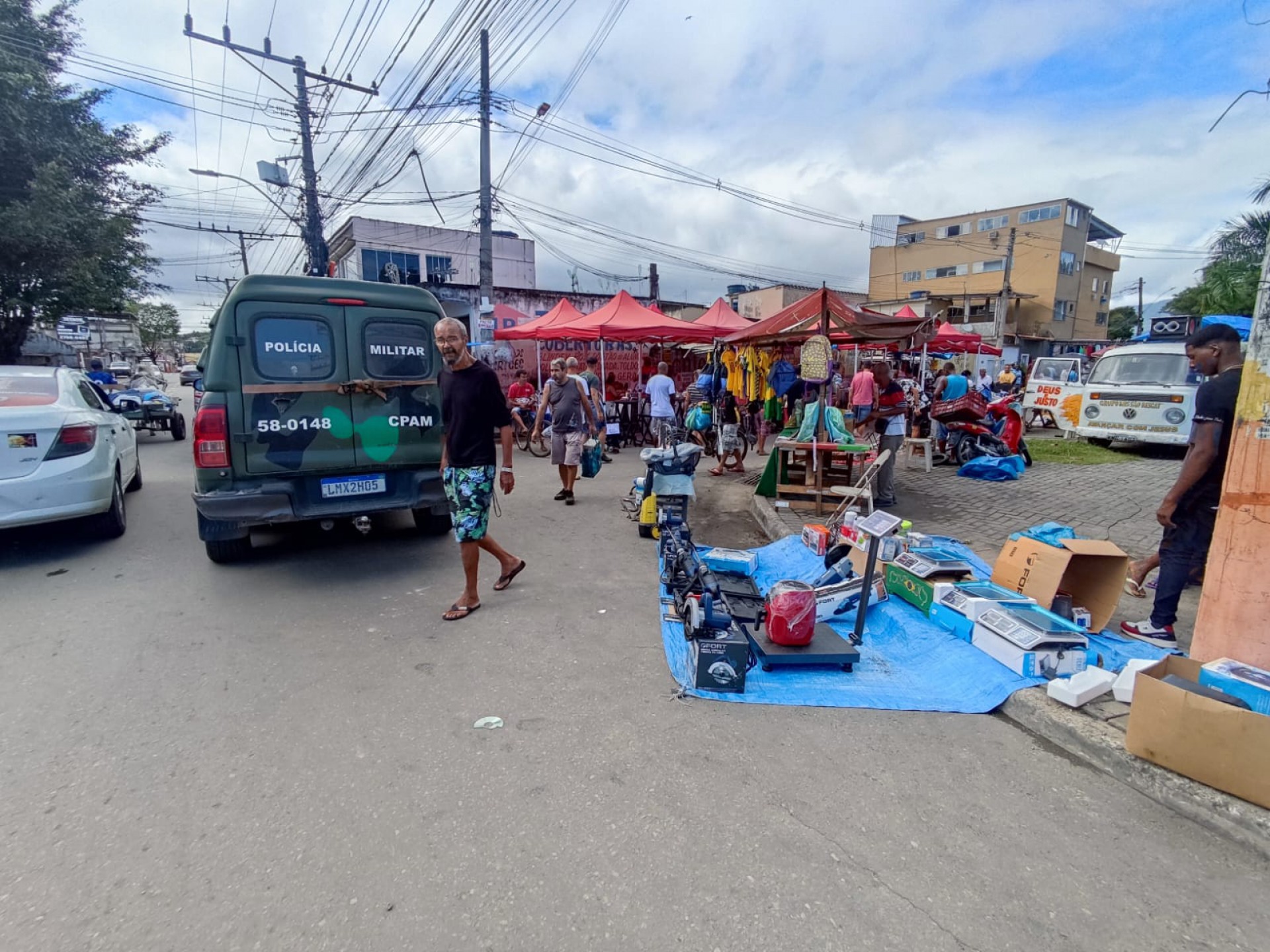 Os policiais militares do CPAM atuaram na tradicional Feira de Areia Branca - Twitter / Pmerj