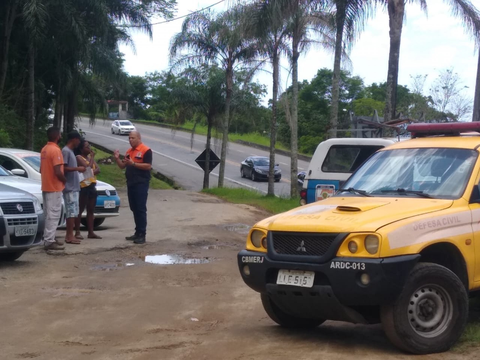 Agente de Defesa Civil do Estado orientando moradores de &aacute;rea de risco. - Divulga&ccedil;&atilde;o/Redec-4 Costa Verde