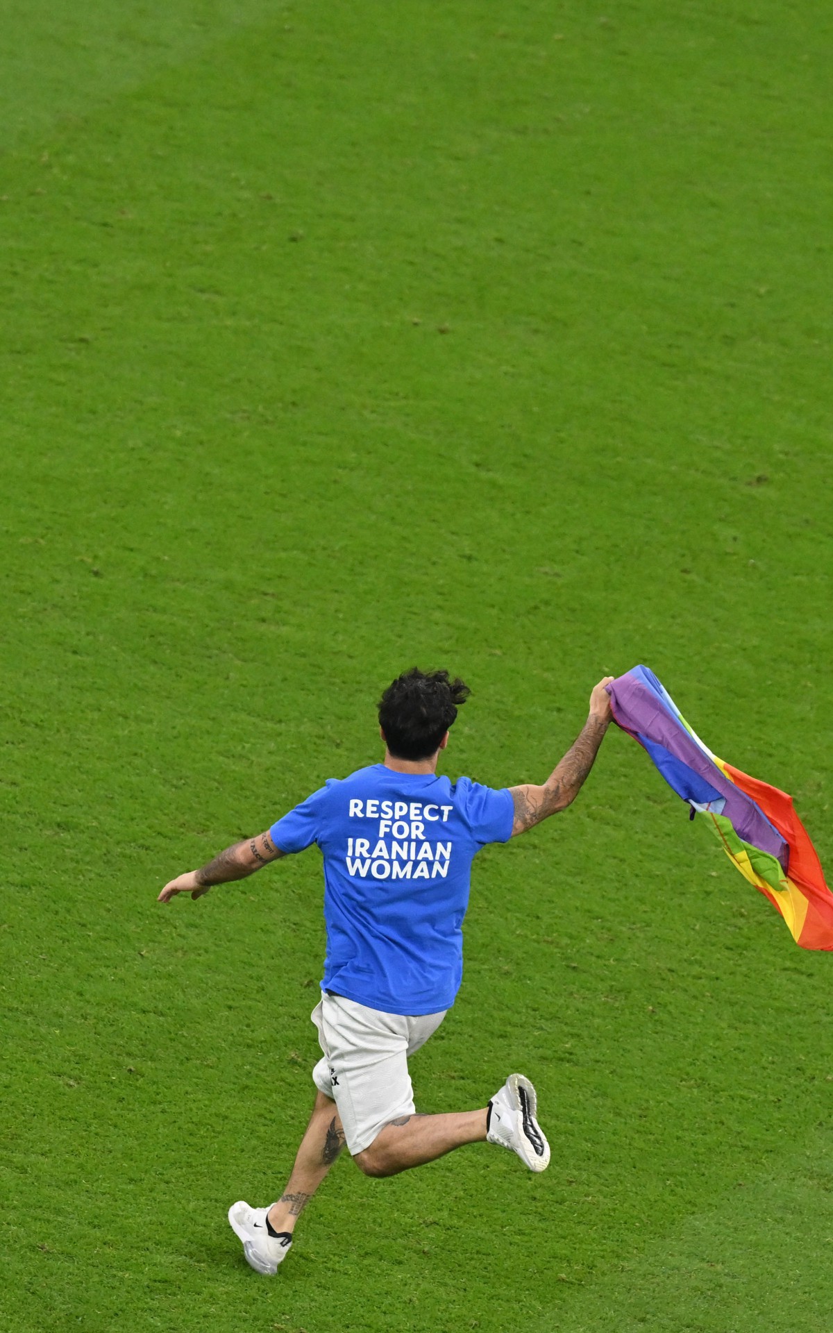Um torcedor invadiu o campo durante o jogo. Ele vestia uma camisa que dizia: 'Respeito para as mulheres iranianas'