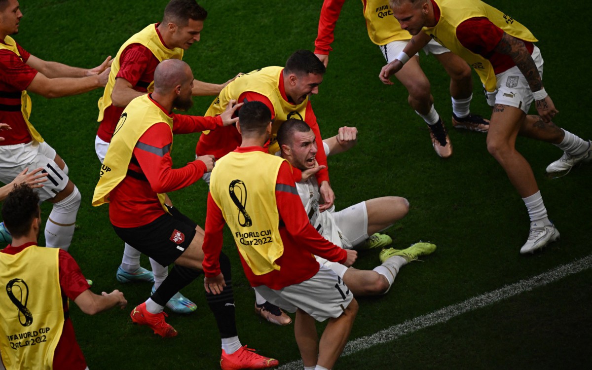 Camarões e Sérvia fazem jogo eletrizante pelo grupo do Brasil