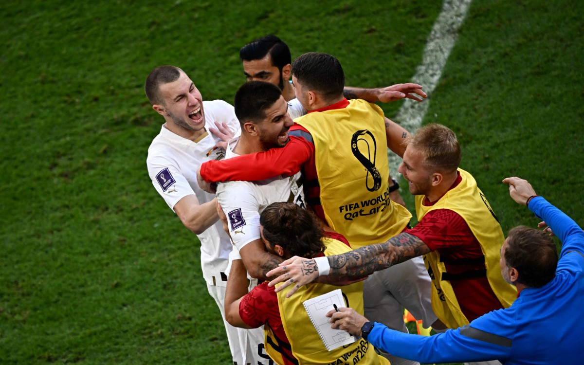 Camarões e Sérvia fazem jogo eletrizante pelo grupo do Brasil