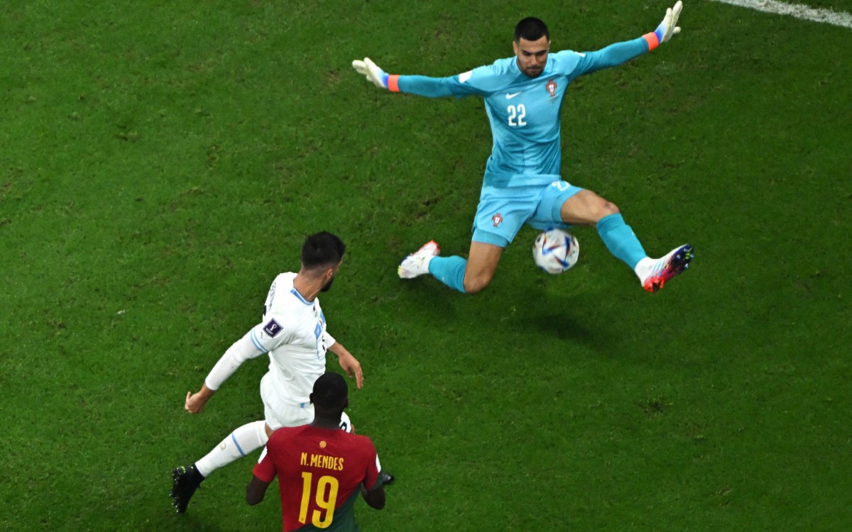 Bentancur quase marcou para o Uruguai no primeiro tempo, mas o goleiro Diogo Costa saiu bem do gol e fez a defesa - FOTO: MANAN VATSYAYANA / AFP
