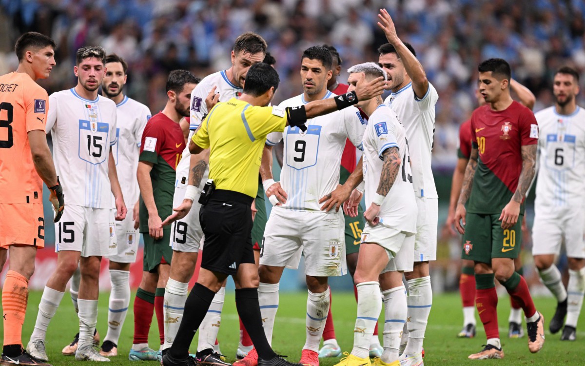 Jogadores do Uruguai ficaram na bronca com a marca&ccedil;&atilde;o do p&ecirc;nalti a favor de Portugal