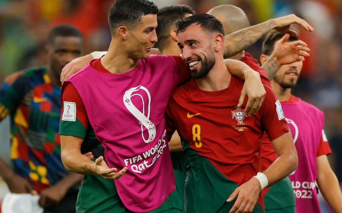 Abra&ccedil;ados, Cristiano Ronaldo e Bruno Fernandes conversam ap&oacute;s vit&oacute;ria de Portugal